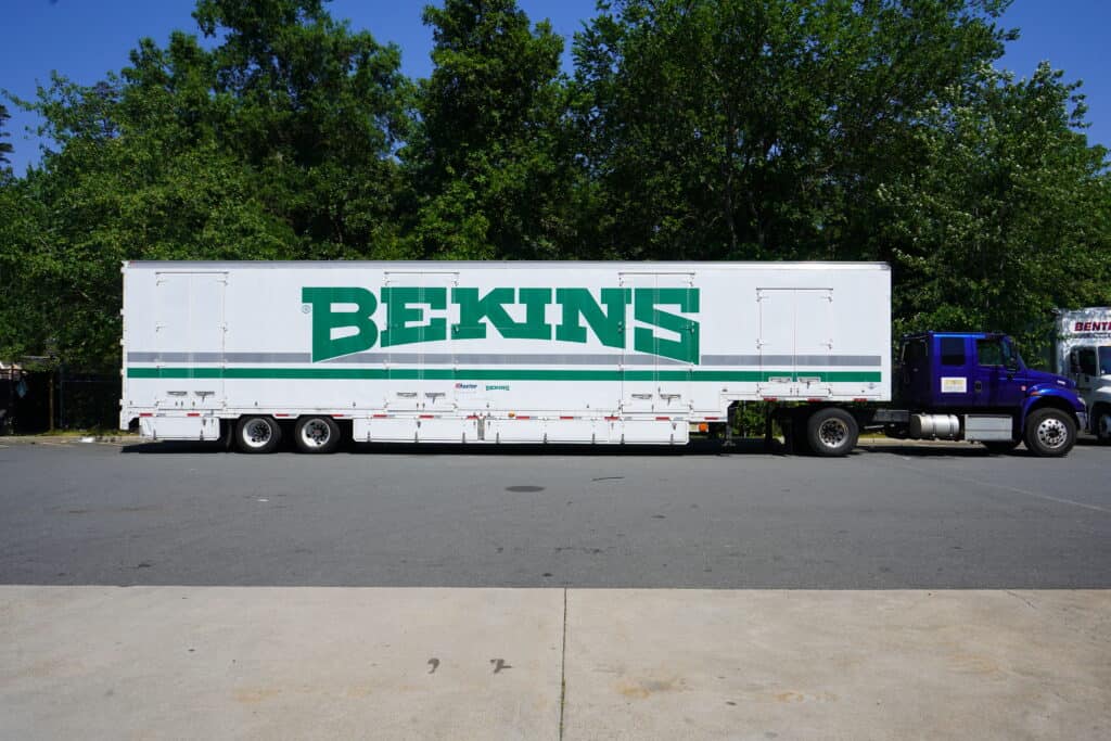 Star Moving Solutions And Bekins Van Lines Announcement 1 Un grande camion per traslochi Bekins, gestito da Star Moving Solution Interstate Movers.