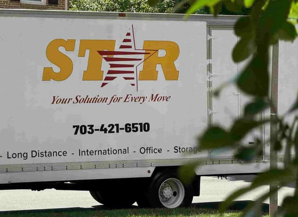 Why Star Moving Solutions Is #1 In Moving Companies For Seniors 1 Camión de mudanzas con el logotipo "STAR" y el eslogan "Su solución para cada mudanza". Especializada en servicios de reubicación internacional, ofrece soluciones de larga distancia, oficina y almacenamiento. Póngase en contacto con nosotros para conectar con empresas líderes en mudanzas internacionales y realizar transiciones sin contratiempos.
